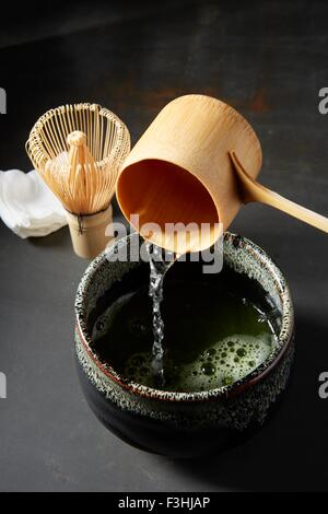 Matcha Tee mit traditionellen Bambus Werkzeuge gießen Stockfoto
