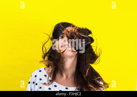 Porträt der jungen Frau, die Haare streichen Stockfoto