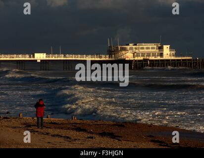 AJAXNETPHOTO. WORTHING, ENGLAND. -STÜRMISCHE MEER UND HIMMEL STRAND-SZENE MIT PIER. FOTO: JONATHAN EASTLAND/AJAX REF: P78 132810 158 1 Stockfoto