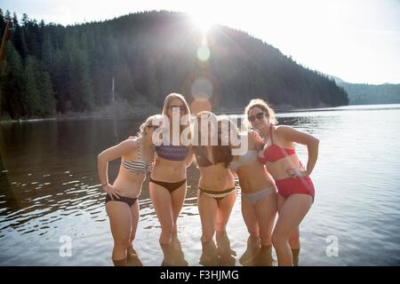 Junge Frauen Lächeln tragen Bikinis, Lost Lake, Oregon, USA Stockfoto