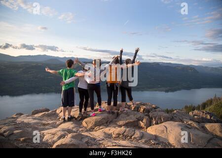 Freunde, die Aussicht auf Hügel, Engelsrast, Columbia River Gorge, Oregon, USA Stockfoto