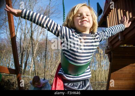 Junge mit roten Umhang vorgibt, fliegen Stockfoto