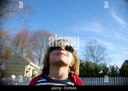 Junge im Superhelden-Brille Stockfoto