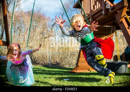 Kinder in Kostümen, spielen im freien Stockfoto