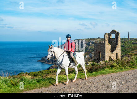 Reiten entlang der Küstenweg in der Nähe von Botallack in Cornwall, England, UK Stockfoto