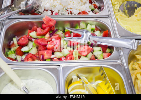 Salat-Bar in einer Cafeteria mit frischen Salaten und dressings Stockfoto