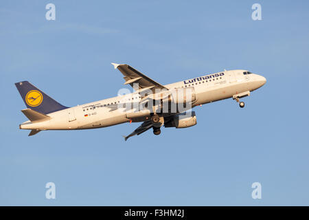 Lufthansa Airbus A321-200 nach dem Start am Flughafen Frankfurt Stockfoto