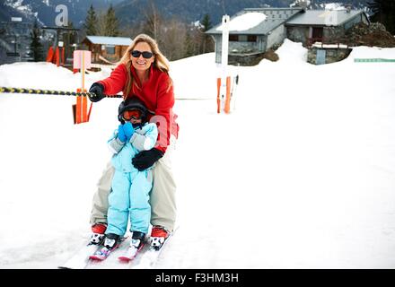 Männliche Kleinkind vor Mutter weiter Ski Seil, Les Arcs, Villaroger, Savoie, Frankreich Stockfoto