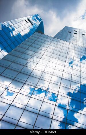 Spiegelbild des blauen Himmels und der Wolken in Glas fronted Wolkenkratzer Stockfoto