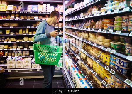 Mann im Supermarkt einkaufen Stockfoto