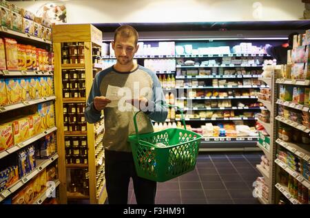 Mann im Supermarkt einkaufen Stockfoto