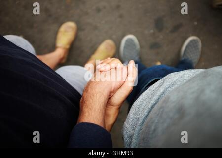 Draufsicht auf paar Hand in Hand Stockfoto