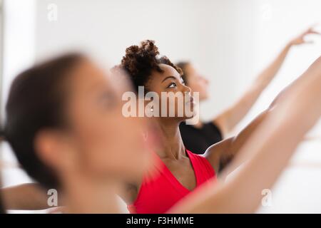 Tänzer im Ballett zu positionieren, erhobenen Armen nachschlagen Stockfoto