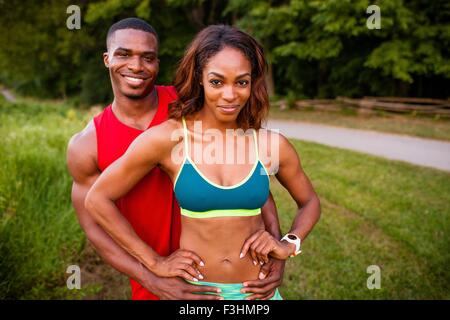 Porträt von junges Paar Training von Landstraße Stockfoto