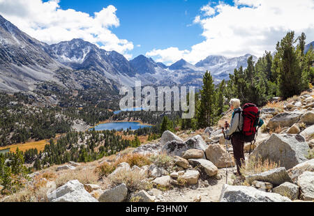 Backpacker auf der Spur Mono Pass sieht kleine Seen-Tal im Rock Creek Canyon in der östlichen Sierra Stockfoto