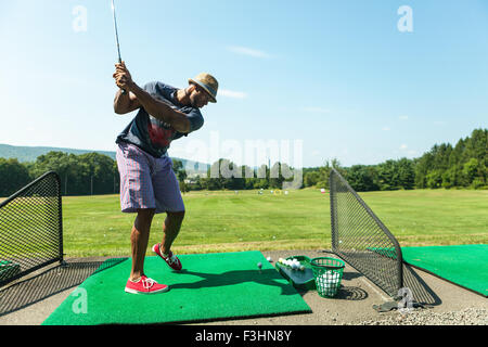 Golf Practice bei der Drivingrange Stockfoto