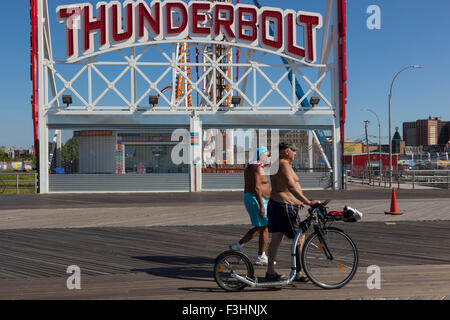 Der Eingang zu der Thunderbolt Fahrt, Coney Island Luna Park, Brooklyn, New York Stockfoto