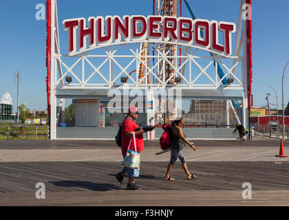 Der Eingang zu der Thunderbolt Fahrt, Coney Island Luna Park, Brooklyn, New York Stockfoto