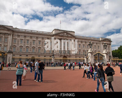 Touristen vor Buckingham Palace. Die Mall. London. England. Great Britain. Stockfoto