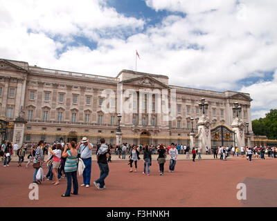 Touristen vor Buckingham Palace. Die Mall. London. England. Great Britain. Stockfoto