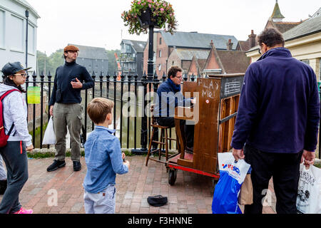 Ein Mann spielt Klavier, High Street, Lewes, Sussex, Großbritannien Stockfoto