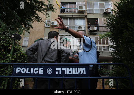 Kiryat Gat, Israel. 7. Oktober 2015. Israelische Polizisten Wache auf der Bühne eines Angriffs in der südlichen Stadt Kiryat Gat, Israel, am 7. Oktober 2015. Eine palästinensische Jugend wurde von Polizei erschossen, nachdem er einen israelischen Soldat in der südlichen Stadt Kiryat Gat am Mittwoch, erstochen, der Soldat leicht verletzt und packte seine persönliche Waffe, das israelische Militär sagte. Der Verdächtige wurde als Amjad al-Jundy aus der Westbank-Stadt Hebron identifiziert, die Israel ohne Erlaubnis zu betreten. © JINI/Yehuda Peretz/Xinhua/Alamy Live-Nachrichten Stockfoto