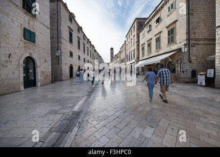 Stradun (Placa) Kalkstein gepflasterten Fußgängerzone Hauptstraße, alte Stadt von Dubrovnik, Kroatien Stockfoto