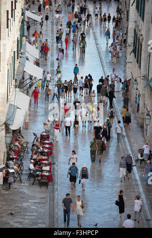 Stradun (Placa) voller Touristen gesehen von Stadtmauern, Dubrovnik, Kroatien Stockfoto