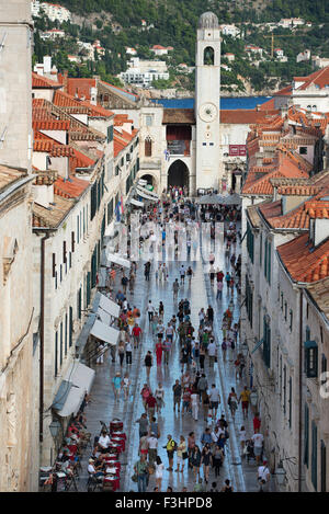 Stradun (Placa) voller Touristen gesehen von Stadtmauern, Dubrovnik, Kroatien Stockfoto