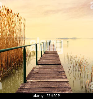 Hölzerne Pier in ruhiger See Balaton-Ungarn Stockfoto