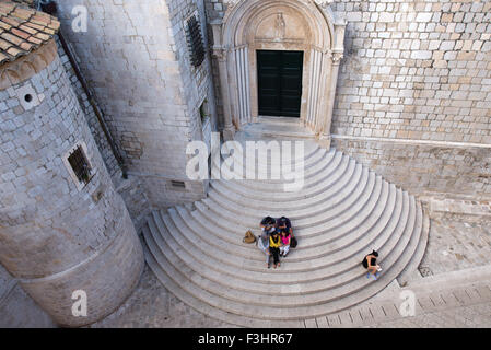Halb-kreisförmige Treppen des südlichen Eingang des Dominikanerklosters, Dubrovnik, Kroatien Stockfoto