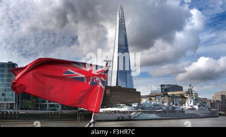 Blick auf die South Bank von Thames Clipper River Boat mit 'rote Fahne' Flag, HMS Belfast, Der Shard und mehr London Place SE1 Stockfoto