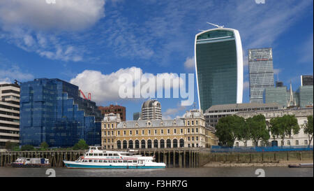 "Walkie-Talkie" Gebäude 20 Fenchurch Street dominiert die Skyline mit Old Billingsgate und Northern & Shell Gebäude auf der Themse Stockfoto