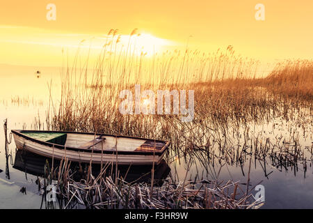 Sonnenuntergang auf dem See Balaton mit einem Boot in Ungarn Stockfoto