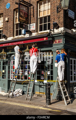 Maler und Dekorateure Malerei ein Pub außen, Shepherd Market, London, UK Stockfoto