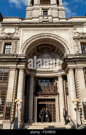 Menschen beim Eintritt in die dritte Kirche Christi Wissenschaftler, Curzon Street, London, UK Stockfoto