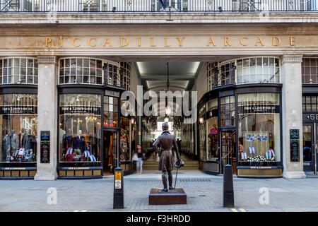 Der Eingang zum Piccadilly Arcade und Statue von Beau Brummell, Piccadilly, London, UK Stockfoto