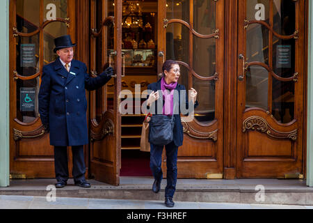 Portier am Eingang zu Fortnum and Mason Department Store öffnet die Tür für Kunden, London, UK Stockfoto