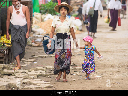 Mutter und Tochter auf einer Straße in Labutta, Ayeyarwady Division von Myanmar. Stockfoto