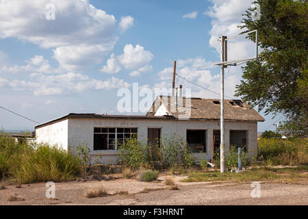 Verlassene Post und Tankstelle entlang der Route 66 in Cuervo, New Mexico Stockfoto