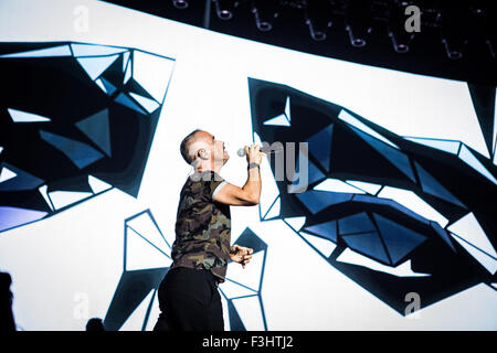 Assago, Italien. 7. Oktober 2015. Der italienische Sänger und Songschreiber Eros Ramazzotti singt während seiner live-Konzert in Mediolanum Forum Assago in Mailand. © Roberto Finizio/Pacific Press/Alamy Live-Nachrichten Stockfoto