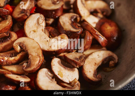 Crimini Pilze Scheiben in einer Pfanne braten Stockfoto