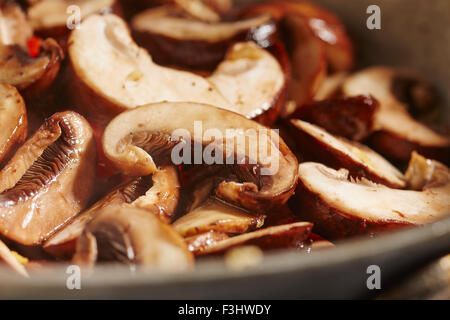 Crimini Pilze Scheiben in einer Pfanne braten Stockfoto