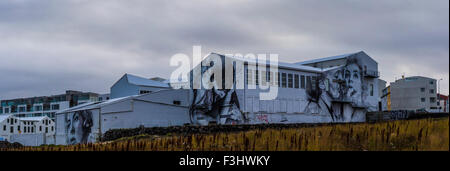 Große Graffiti Wandmalereien von Menschen gemalt auf der Seite des alten Beton Industriebau in Reykjavik, Island. Stockfoto