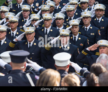 New York, Vereinigte Staaten von Amerika. 7. Oktober 2015. FDNY Häuptlinge Gruß während des Abspielens der Hähne. Bürgermeister Bill de Blasio und NYC Fire Commissioner Daniel Nigro trat mit FDNY Offizieren und den Familien der kürzlich gefallenen am Denkmal die Feuerwehrleute im Riverside Park für einen jährlichen Tribut zum Gedenken an verstorbene Feuerwehrleute der Stadt, vorbei an und präsentieren. Bildnachweis: Albin Lohr-Jones/Pacific Press/Alamy Live-Nachrichten Stockfoto