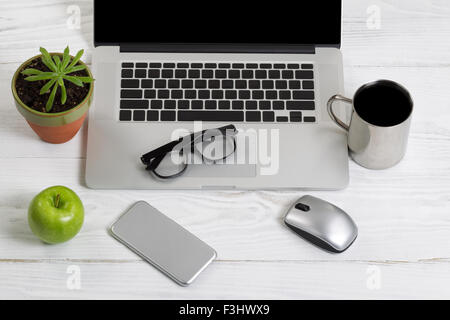 Sauber und gut organisiert weißen Desktop mit Office-Arbeit-Objekte und Snacks. Layout im Querformat. Stockfoto