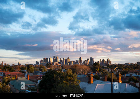 Sonnenuntergang Blick auf die Skyline von Melbourne CBD über die Northcote Dächer von Ruckers Hill, Northcote, Victoria, Australien Stockfoto