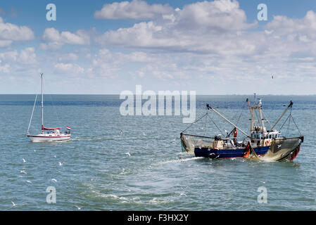 1. Juli 2014 Blick von der Fähre nach Terschelling. Viele kleine Segelboote machen die gleiche Kreuzung. Einheimischen Fischerbooten Stockfoto