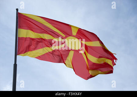 Winkende Flagge der Republik Mazedonien Stockfoto