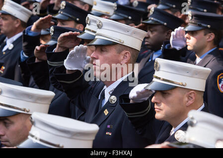 New York, Vereinigte Staaten von Amerika. 7. Oktober 2015. FDNY Offiziere Gruß während des Abspielens der Hähne. Bürgermeister Bill de Blasio und NYC Fire Commissioner Daniel Nigro trat mit FDNY Offizieren und den Familien der kürzlich gefallenen am Denkmal die Feuerwehrleute im Riverside Park für einen jährlichen Tribut zum Gedenken an verstorbene Feuerwehrleute der Stadt, vorbei an und präsentieren. Bildnachweis: Albin Lohr-Jones/Pacific Press/Alamy Live-Nachrichten Stockfoto